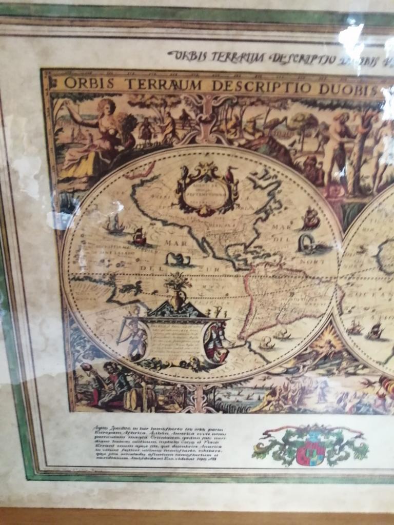 OUD HOUTEN DIENBLAD MET WERELDBOL IN TOPSTAAT 35X48 CM, Antiek en Kunst, Ophalen of Verzenden