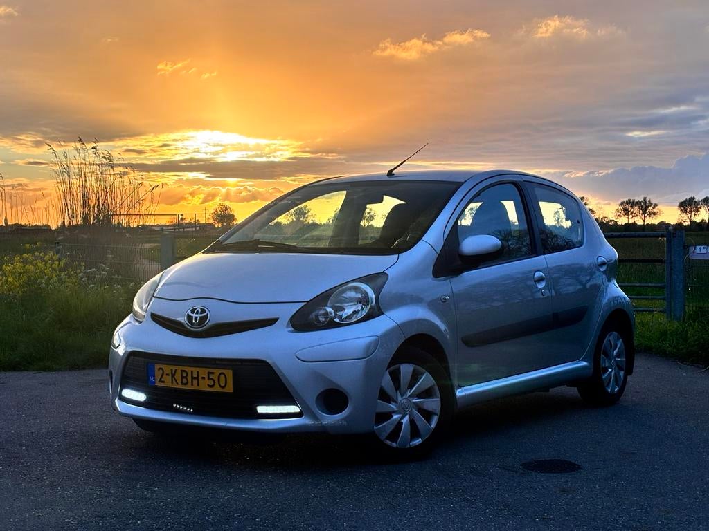 Toyota Aygo 5DRS 2013 Grijs + Nieuwe APK, Auto's, Voorwielaandrijving, 4 stoelen, Origineel Nederlands, Handgeschakeld