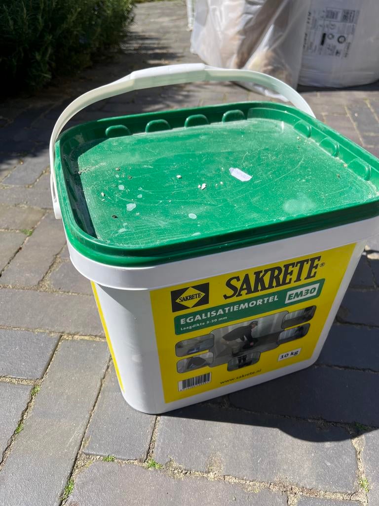 Restant Sakrete Egalisatiemortel EM30 - +/- 5 kg, Doe-het-zelf en Verbouw, Tegels, Ophalen, Gebruikt, Wandtegels, Minder dan 20 cm