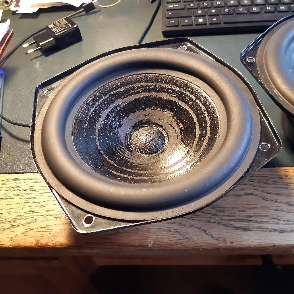 2 sets woofers Focal en Vifa, Gebruikt, Minder dan 60 watt, Front, Rear of Stereo speakers, Ophalen