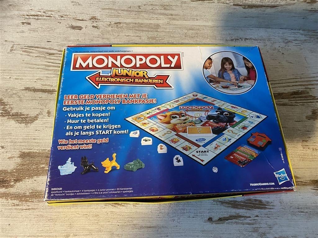 Monopoly junior elektronisch bankieren [s636], Hobby en Vrije tijd, Gezelschapsspellen | Bordspellen, Verzenden, Zo goed als nieuw