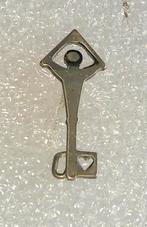 Speldje Sleutel van het dorp - Mies Bouwman TV Aktie Arnhem, Ophalen of Verzenden, Gebruikt, Stad of Land, Speldje of Pin