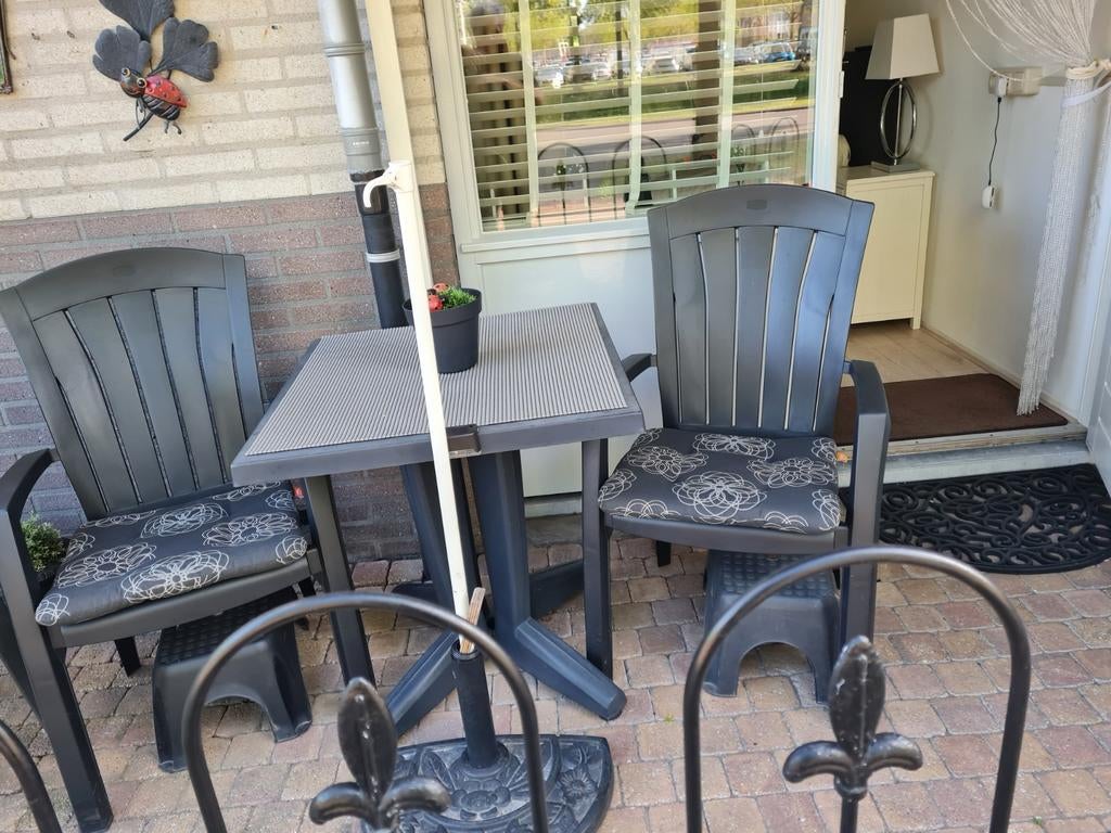 2 Keter tuinstoelen met kussens + GRATIS Hartman stoel, Ophalen