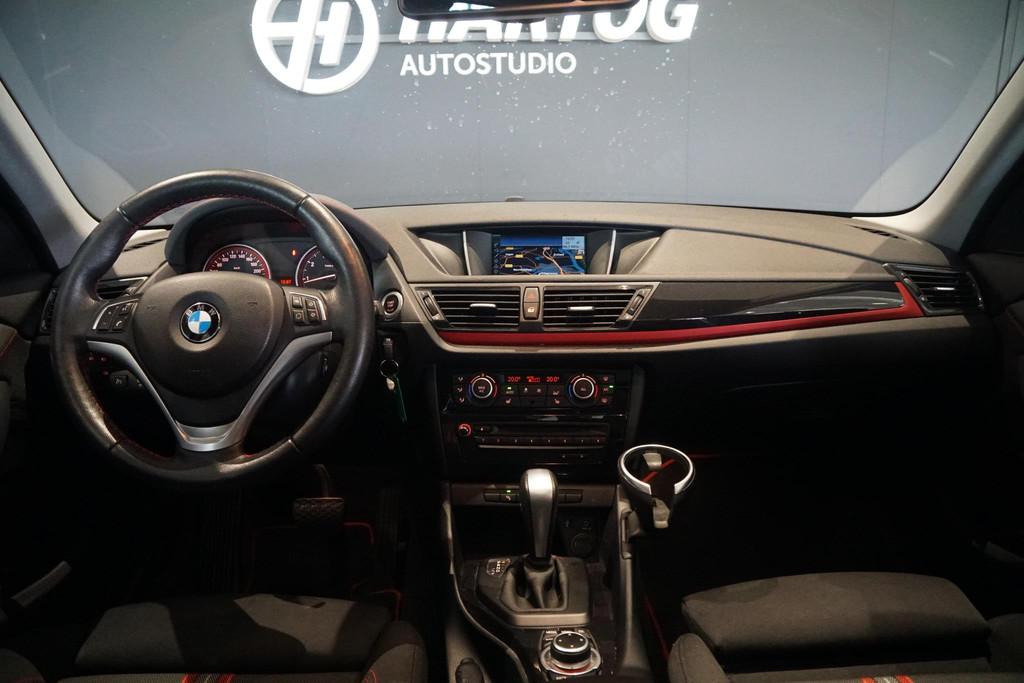 BMW X1 sDrive18i + AUTOMAAT / PANORAMA / SPORT / STUUR/STOEL, Auto's, BMW, Euro 6, 4 cilinders, 150 pk, Zwart