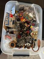 Grote bak met knopen & fournituren, Ophalen, Nieuw, Knoop of Knopen