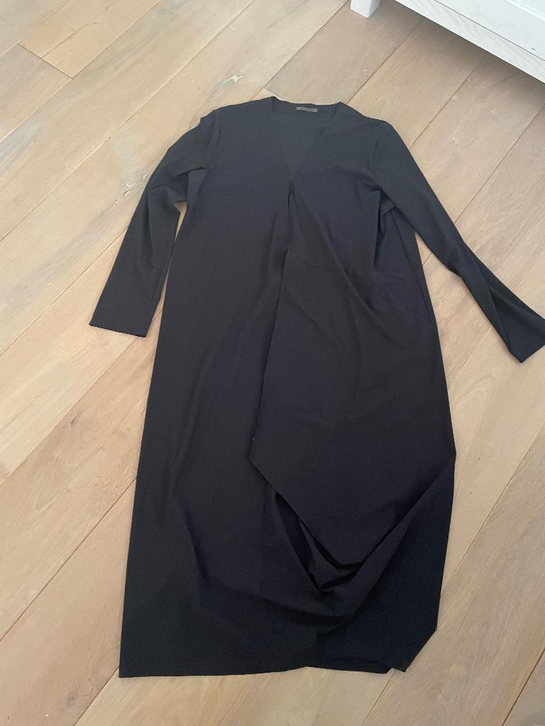 Mooie zwarte travel jurk van Oska, Kleding | Dames, Jurken, Verzenden, Zwart, Nieuw, Onder de knie