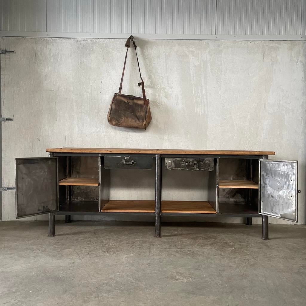 Oude stalen werkbank, dressoir, vintage kast, keuken, Ophalen