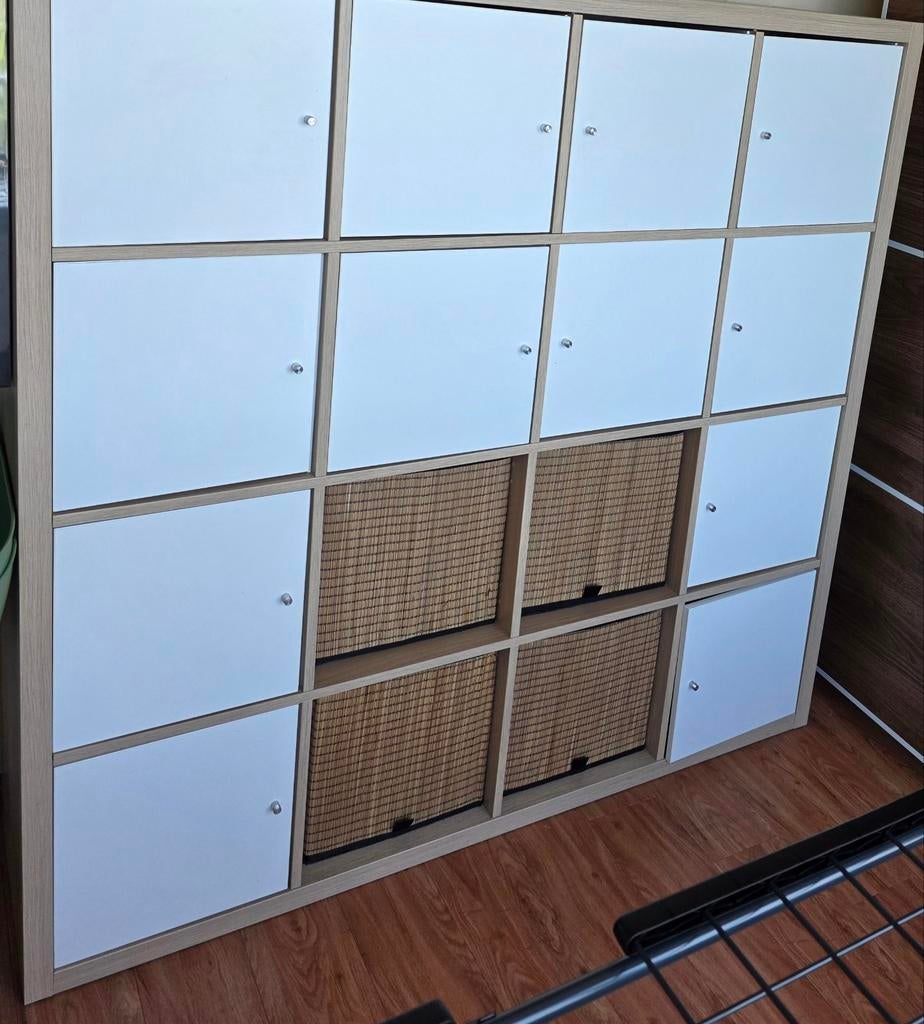 IKEA Kallax kast 147x147x39cm met 12 deurtjes en 4 manden, Huis en Inrichting, Kasten | Overige, Ophalen