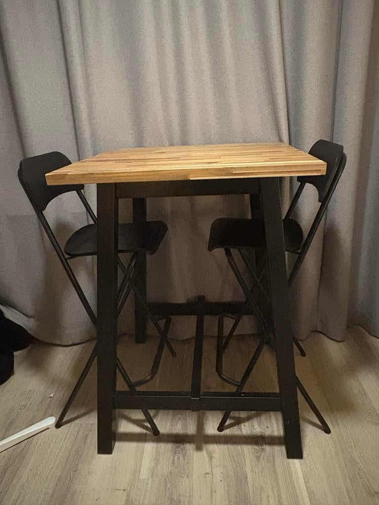 IKEA SKOGSTA bartafel met 2 FRANKLIN barstoelen, Huis en Inrichting, Barkrukken, 2 krukken, Ophalen, Zo goed als nieuw, 60 tot 90 cm