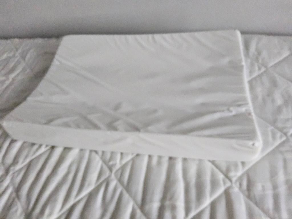 Aankleedkussen met 2 hoezen (wit en grijs) - prima staat, Ophalen of Verzenden, Gebruikt