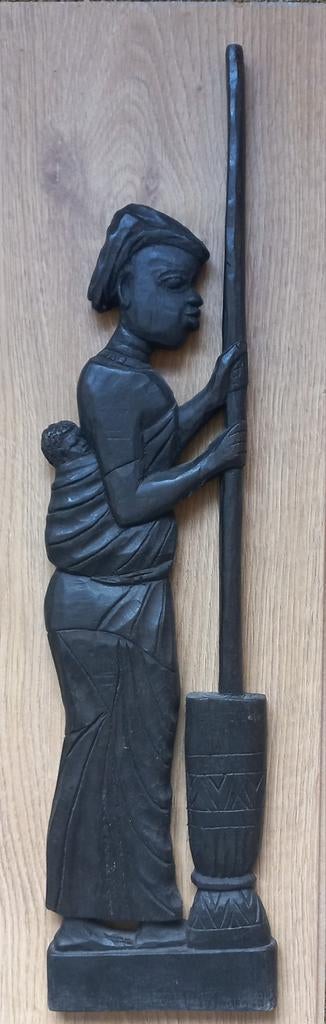 Afrikaans houten wandpaneel: Vrouw met kind en stamper, Ophalen of Verzenden