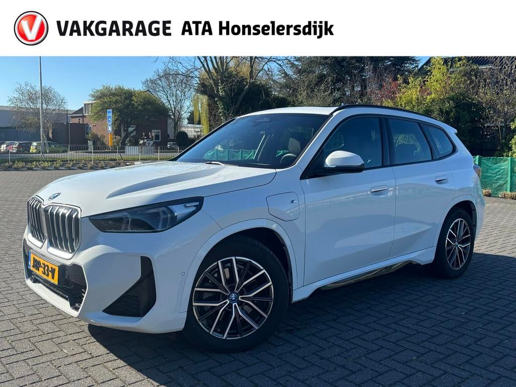 BMW X1 XDrive30e M-Sport | Glazen Panoramadak | Stoelverwarm, 16 kWh, Wit, Plug-in hybride, Bedrijf