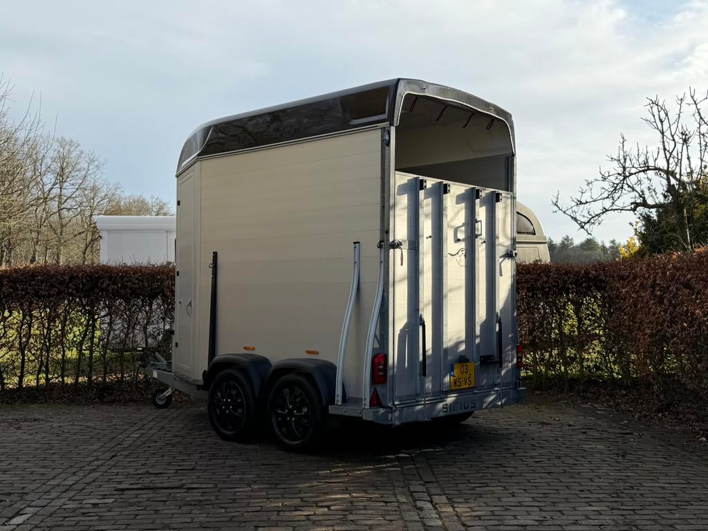 Prachtig mooie sirius s80 vol aluminium met zadelkamer, Ophalen, TT- paardentrailers, -, -
