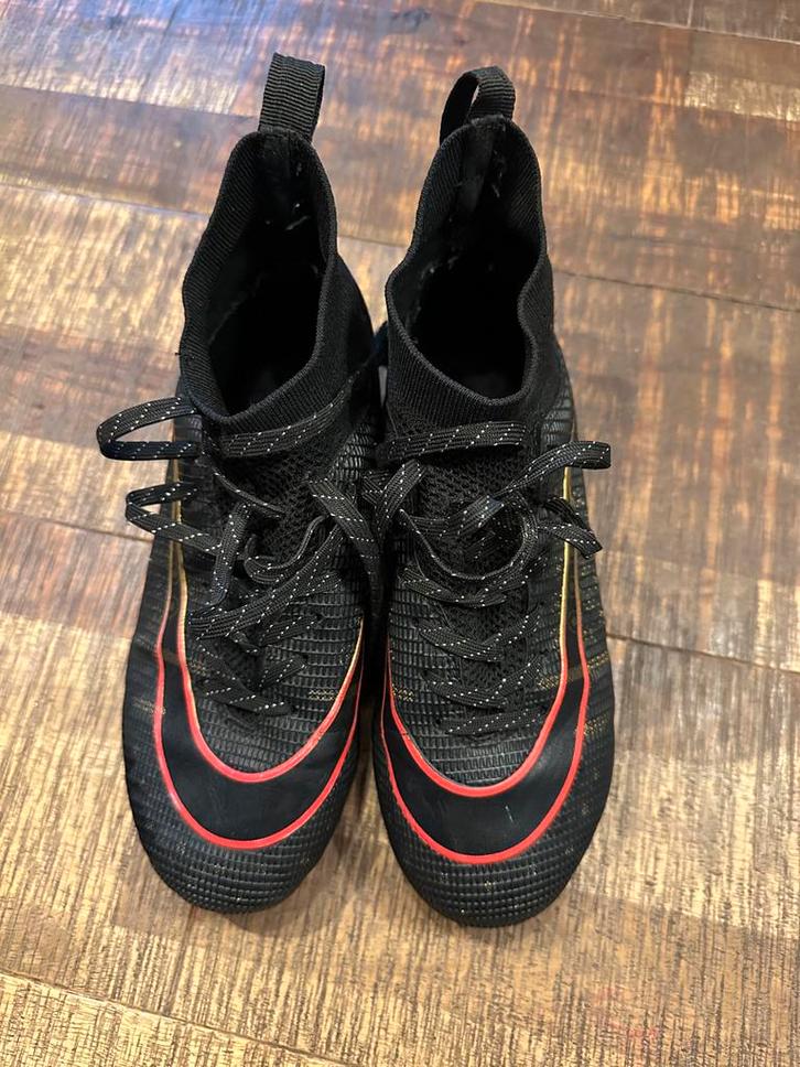 Zwarte Nike voetbalschoenen met rode en gouden details, Sport en Fitness, Voetbal, Zo goed als nieuw, Schoenen, Maat S, Ophalen of Verzenden