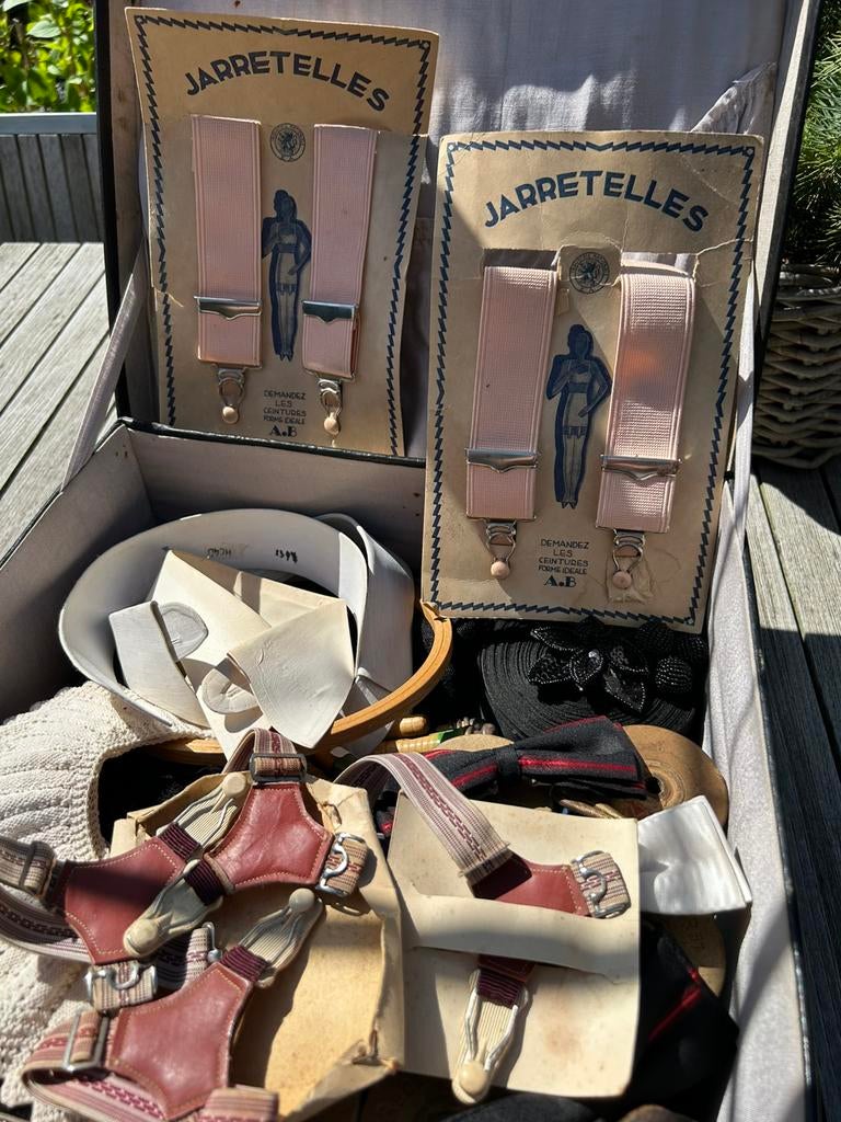 Koffer vol met oude fournituren.Zoals jarretels,etc, Antiek en Kunst, Curiosa en Brocante, Ophalen