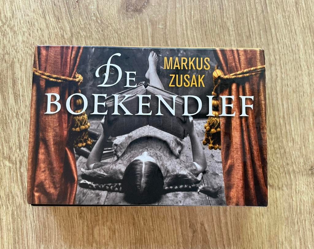 Markus Zusak - De boekendief dwarsligger, Boeken, Ophalen of Verzenden, Zo goed als nieuw