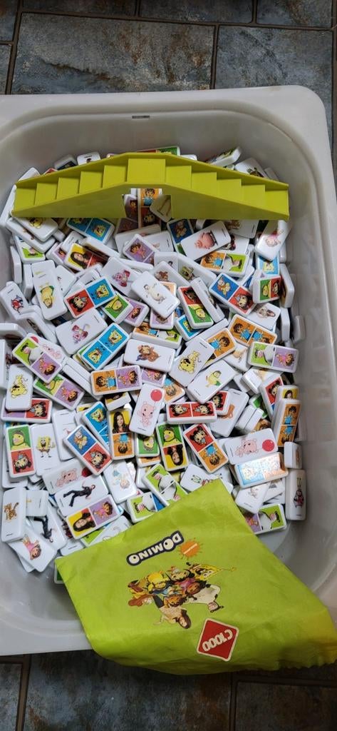C1000 Grote hoeveelheid domino stenen met trappetje, Vijf spelers of meer, Ophalen of Verzenden, Gebruikt