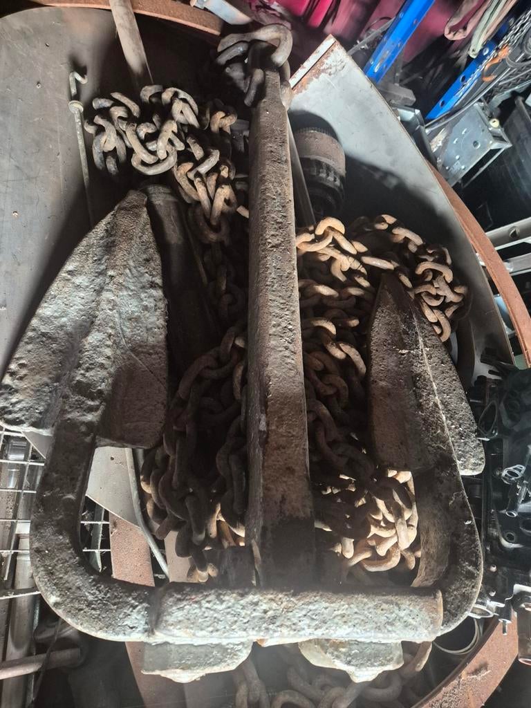 Antiek zwaar scheepsanker met ketting., Ophalen