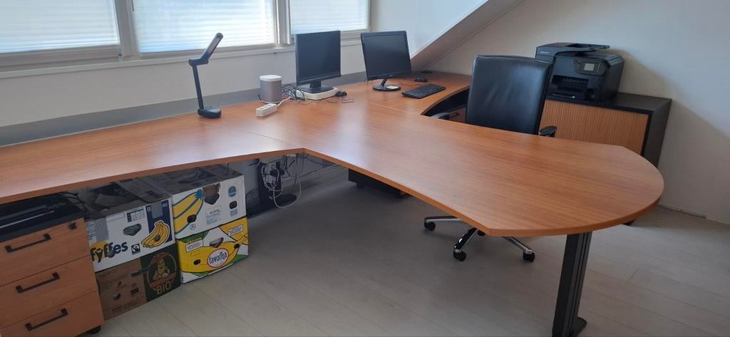 Kantoorinrichting: bureau en kasten, Ophalen, In hoogte verstelbaar, Gebruikt