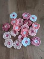 24 gehaakte bloemetjes van katoen in zacht roze tinten, Ophalen of Verzenden, Nieuw, Haken, Overige typen