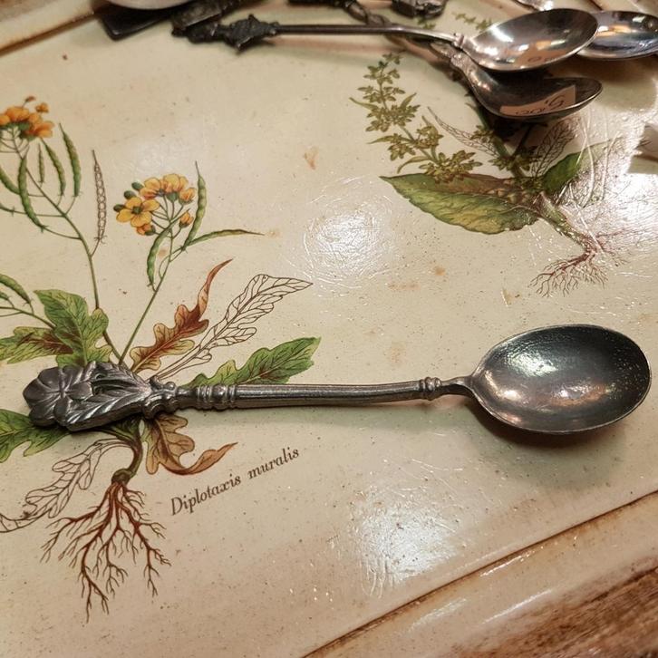 Antiek Tin thee lepel met versierd handvat, Antiek en Kunst, Antiek | Bestek, Ophalen of Verzenden
