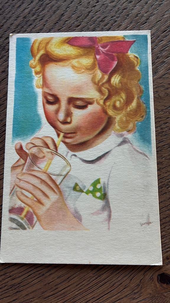 Zij drinkt ranja met een rietje., Ophalen of Verzenden, 1920 tot 1940, Ongelopen
