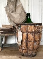 Brocante oude gistfles in ijzeren mand met etiket, Ophalen of Verzenden