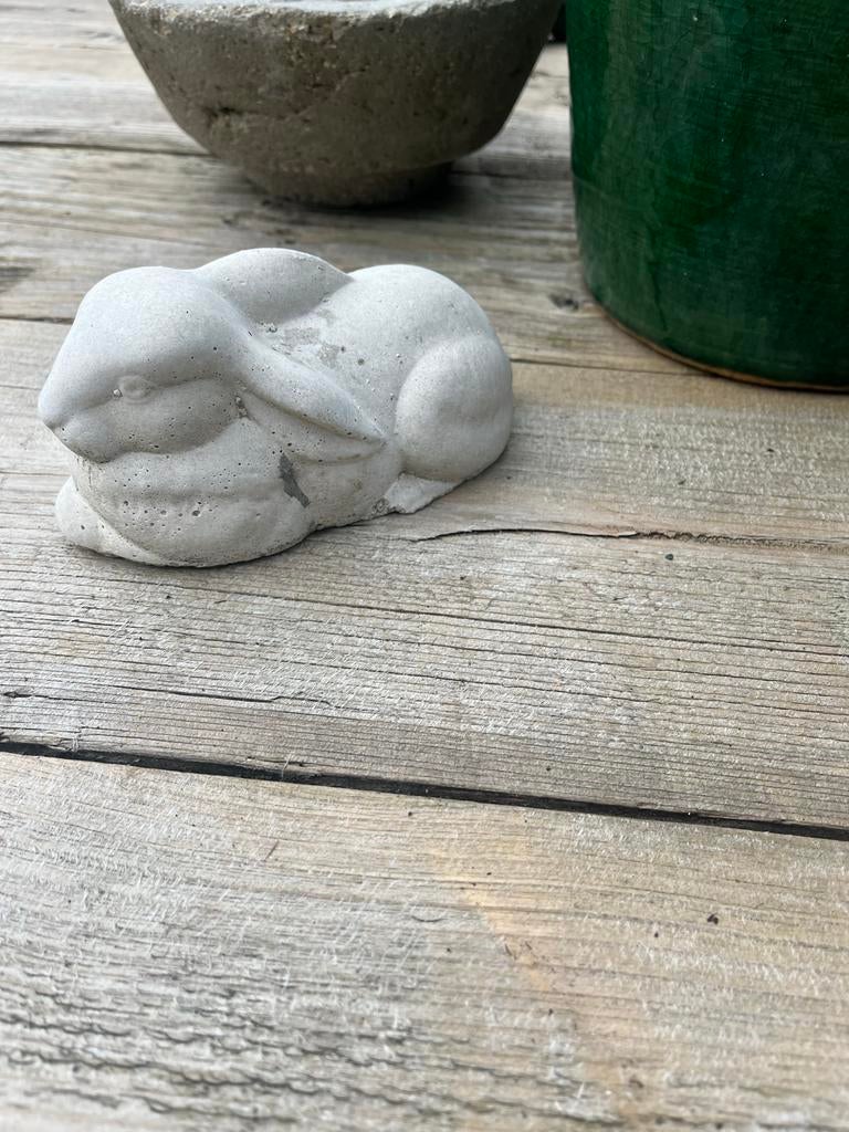 Brocante landelijk konijn tuinbeeldje van steen, Tuin en Terras, Tuinbeelden, Ophalen of Verzenden, Gebruikt, Steen, Dierenbeeld