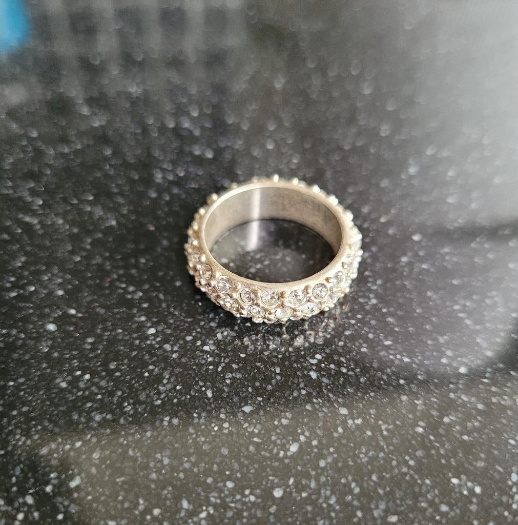 Ring, zilverkleurig met strass steentjes rondom, 17mm, Sieraden, Tassen en Uiterlijk, Ringen, IJzer of Staal, Nieuw, Ophalen of Verzenden