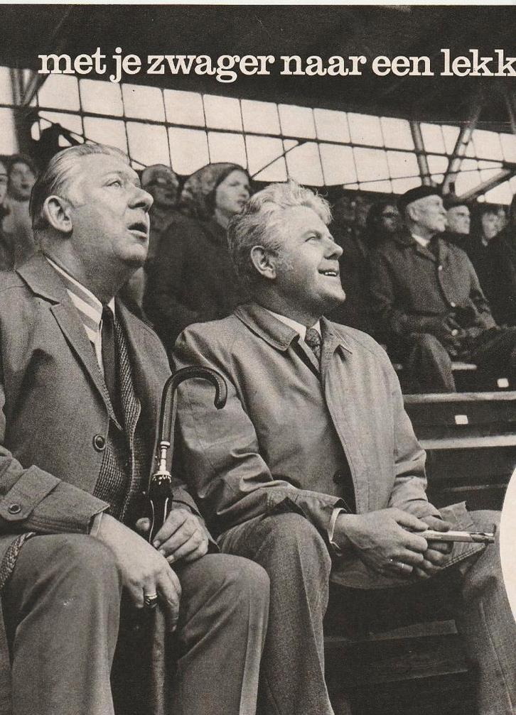 Retro reclame 1973 Verkade mannen voetbal tribune, Verzamelen, Retro, Overige typen, Verzenden