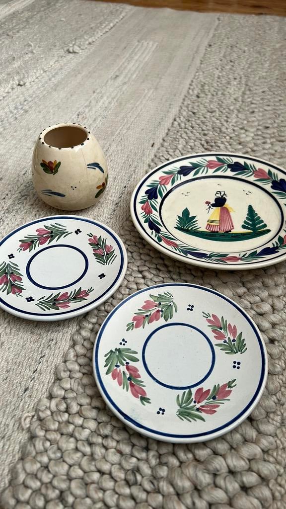 Lot antiek Quimper bordjes en een Hollands vaasje, Ophalen of Verzenden, Gebruikt, Overige stijlen, Bord(en)