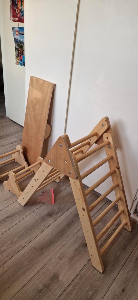 Houten Klimrek / Pikler Driehoek met Glijbaan, Kinderen en Baby's, Speelgoed | Buiten | Speeltoestellen, Zo goed als nieuw, Glijbaan