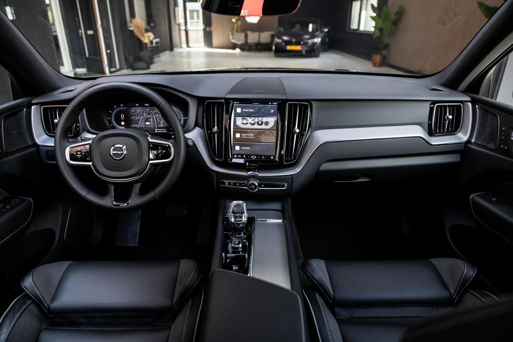 Volvo XC60 T6 Plus Black Edition Recharge AWD | Luchtvering, Auto's, Volvo, 12 maanden, Gebruikt, 4 cilinders, Zwart
