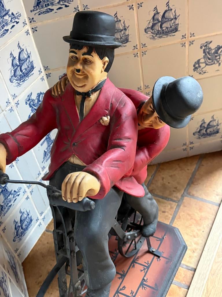 Laurel en Hardy beeld op fiets, Verzamelen, Beelden en Beeldjes, Ophalen, Zo goed als nieuw