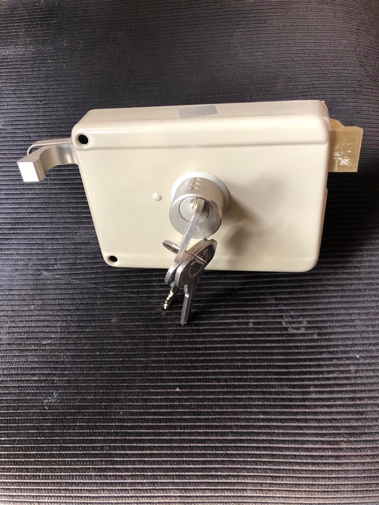 Yale cilinder oplegslot met 3 sleutels, Ophalen of Verzenden, Nieuw, IJzer, Slot