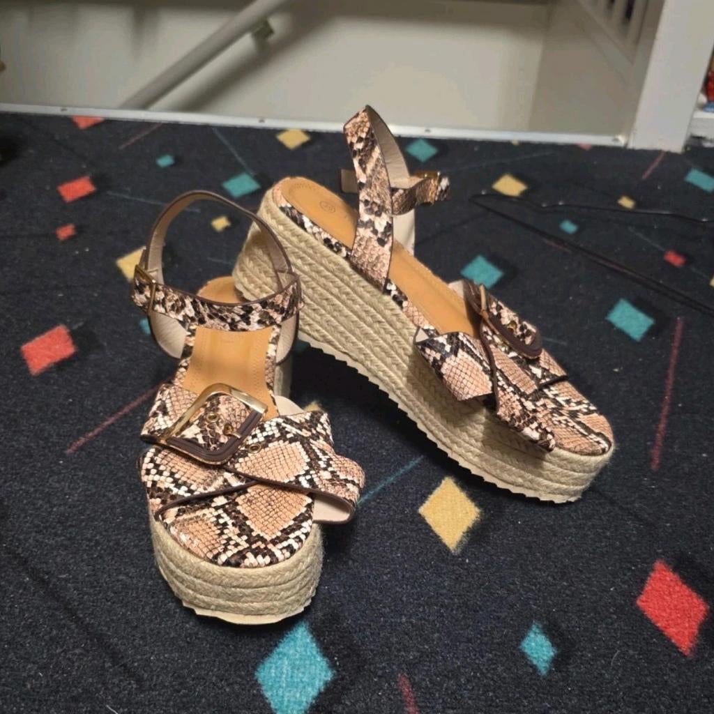 Sandalen met slangenprint en sleehak, Kleding | Dames, Schoenen, Ophalen of Verzenden, Zo goed als nieuw, Sandalen of Muiltjes