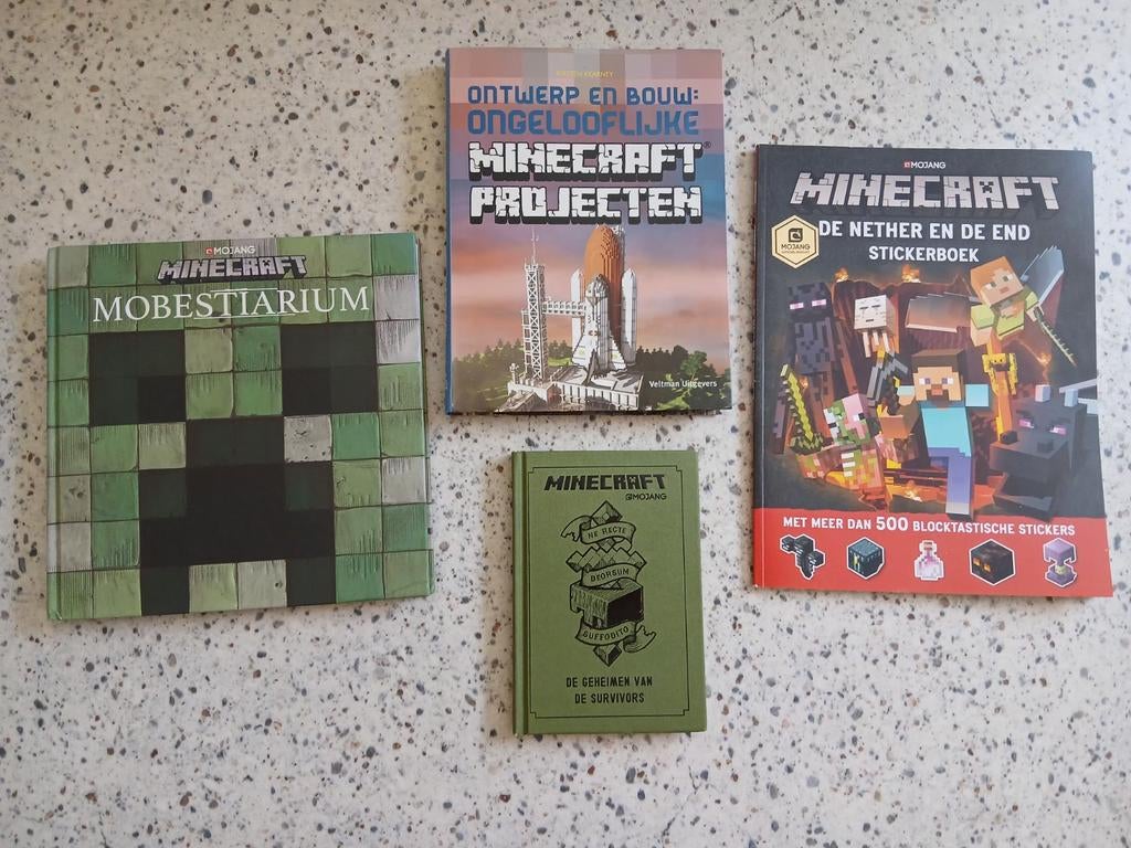 Minecraft boeken in nieuwstaat en stickerboek, Ophalen of Verzenden, Zo goed als nieuw