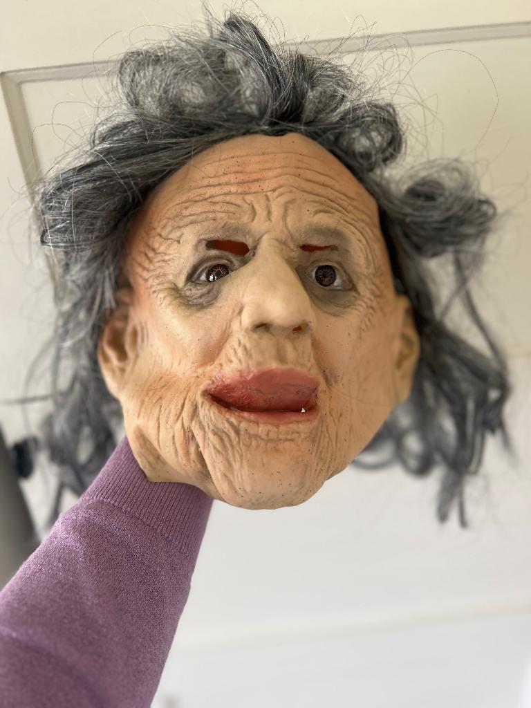 Masker Sarah 50 met sjawl en haar pruik, Hobby en Vrije tijd, Feestartikelen, Ophalen of Verzenden, Zo goed als nieuw, Feestartikel