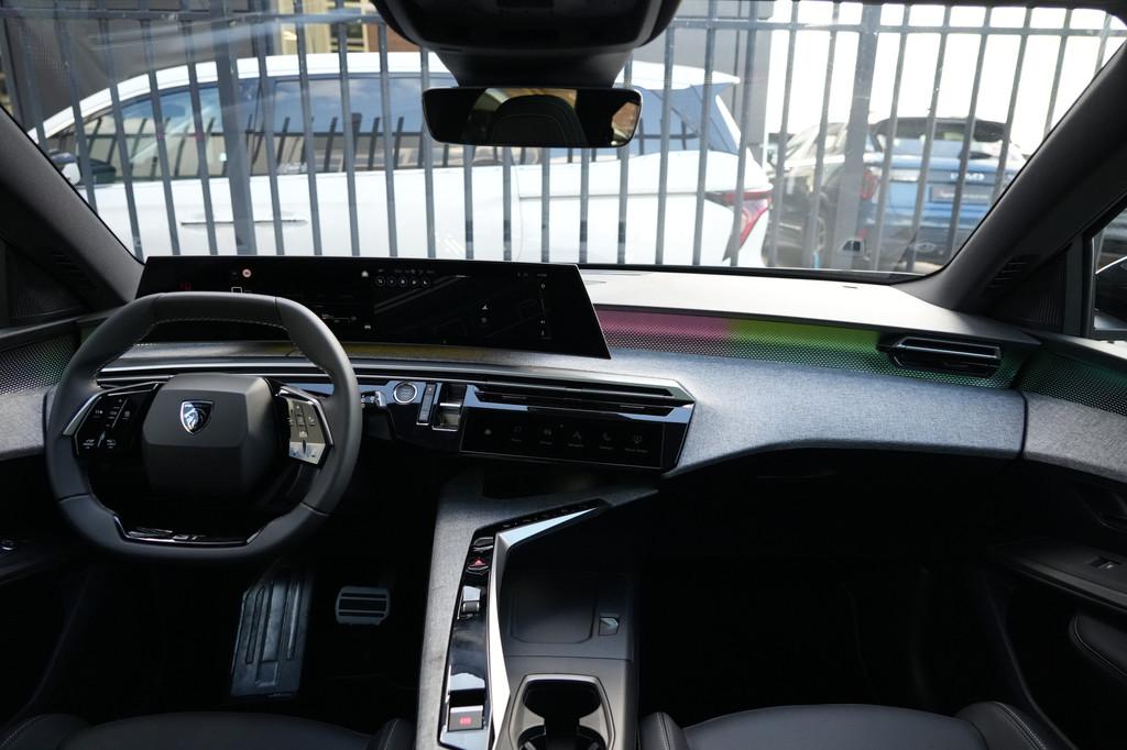 Peugeot 5008 1.2 Hybrid 145 GT 7p 145pk Stoelverwarming/Navi, 145 pk, Gebruikt, 1199 cc, Zwart
