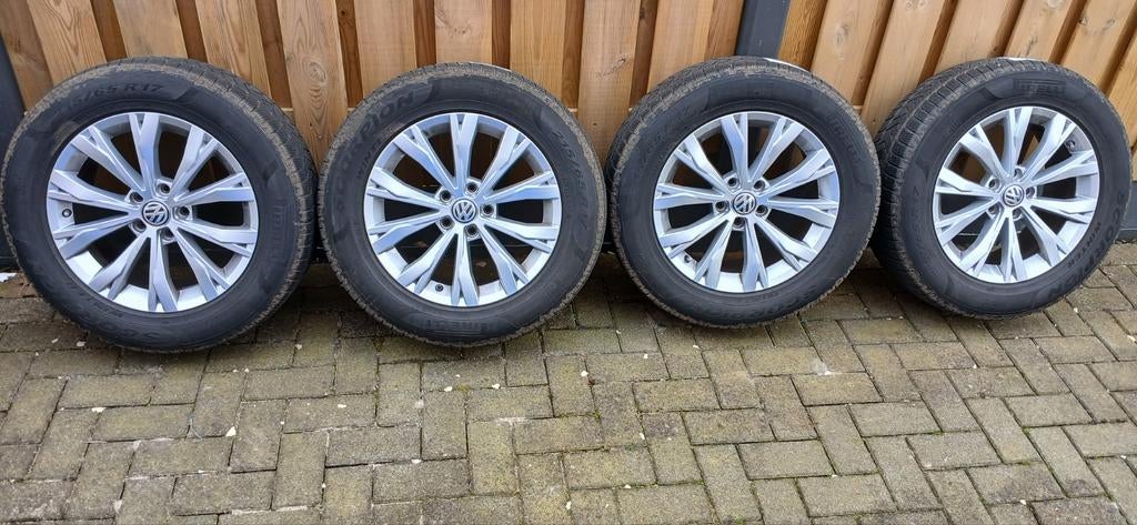 VW Velgen 17 inch met Pirelli Winterbanden, Ophalen, Gebruikt, Banden en Velgen, 17 inch
