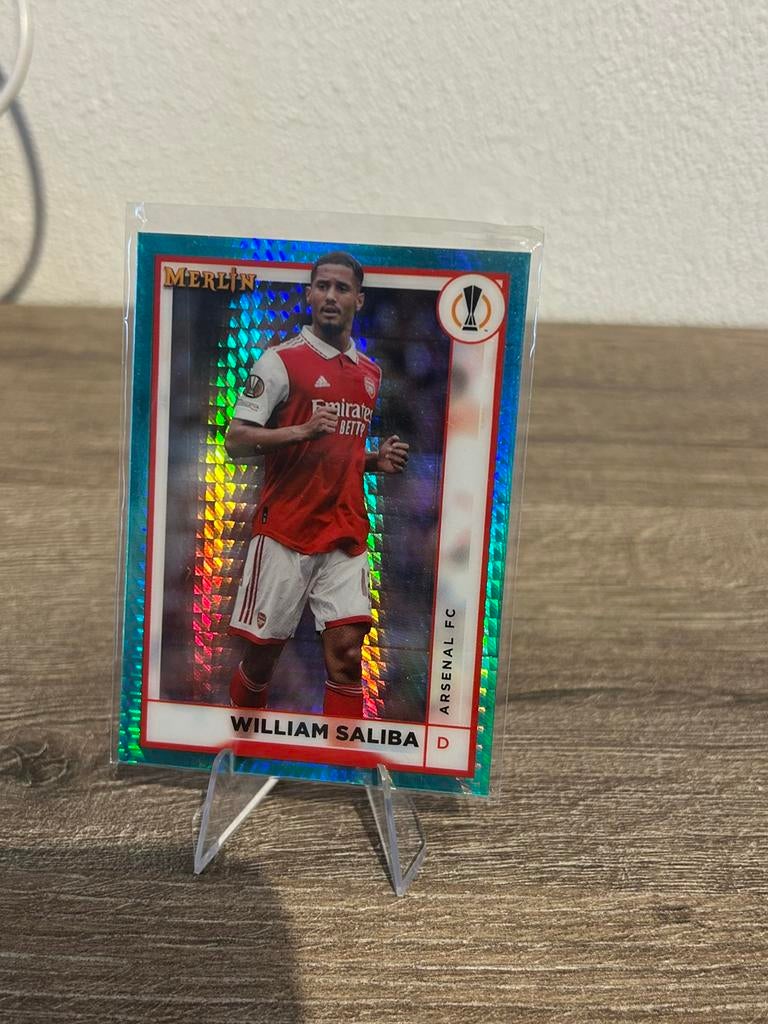William Saliba 2022-23 Topps Merlin UCC Aqua Prism #14, Ophalen of Verzenden, Zo goed als nieuw, Plaatje