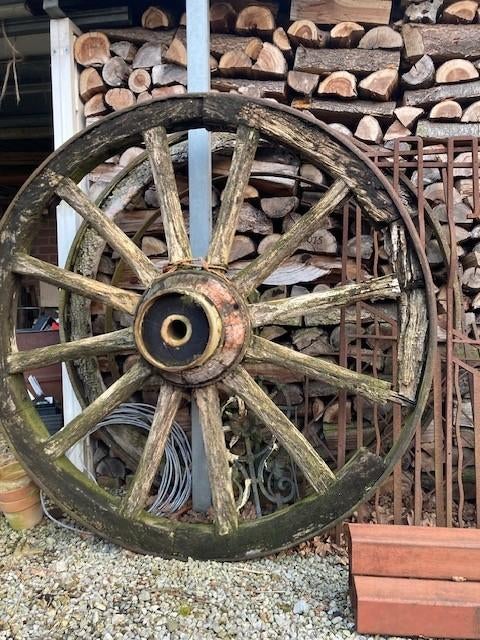 Wiel van oude boerenkar, Ophalen