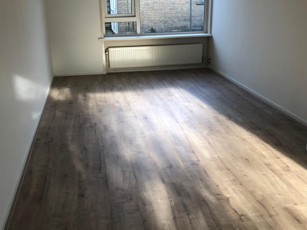 Laminaat of vloer laten leggen? Wij leggen netjes en goed!, Ophalen, 50 tot 150 cm, Zo goed als nieuw, 10 m² of meer