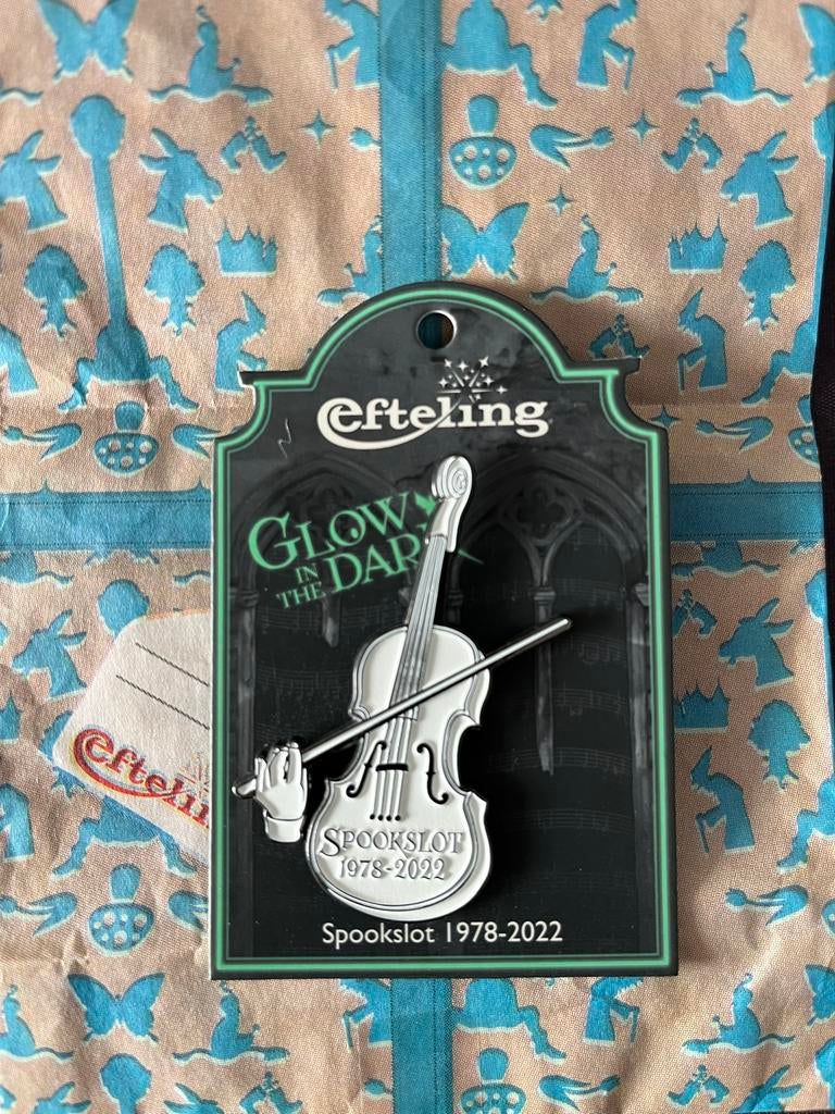 Efteling Spookslot pin Glow in the Dark 1978-2022, Verzamelen, Efteling, Ophalen of Verzenden, Nieuw, Button of Speldje