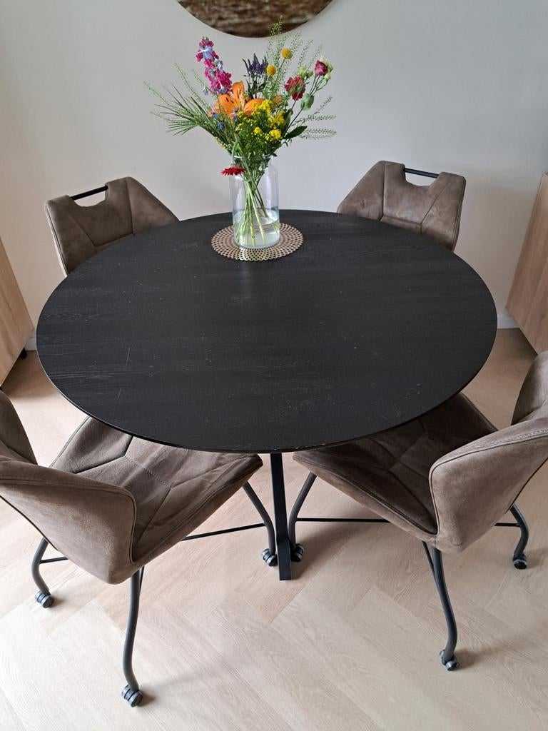 Moderne ronde eettafel met zwart blad en metalen onderstel, Huis en Inrichting, Gebruikt, Modern, Industrieel, Rond, Vier personen
