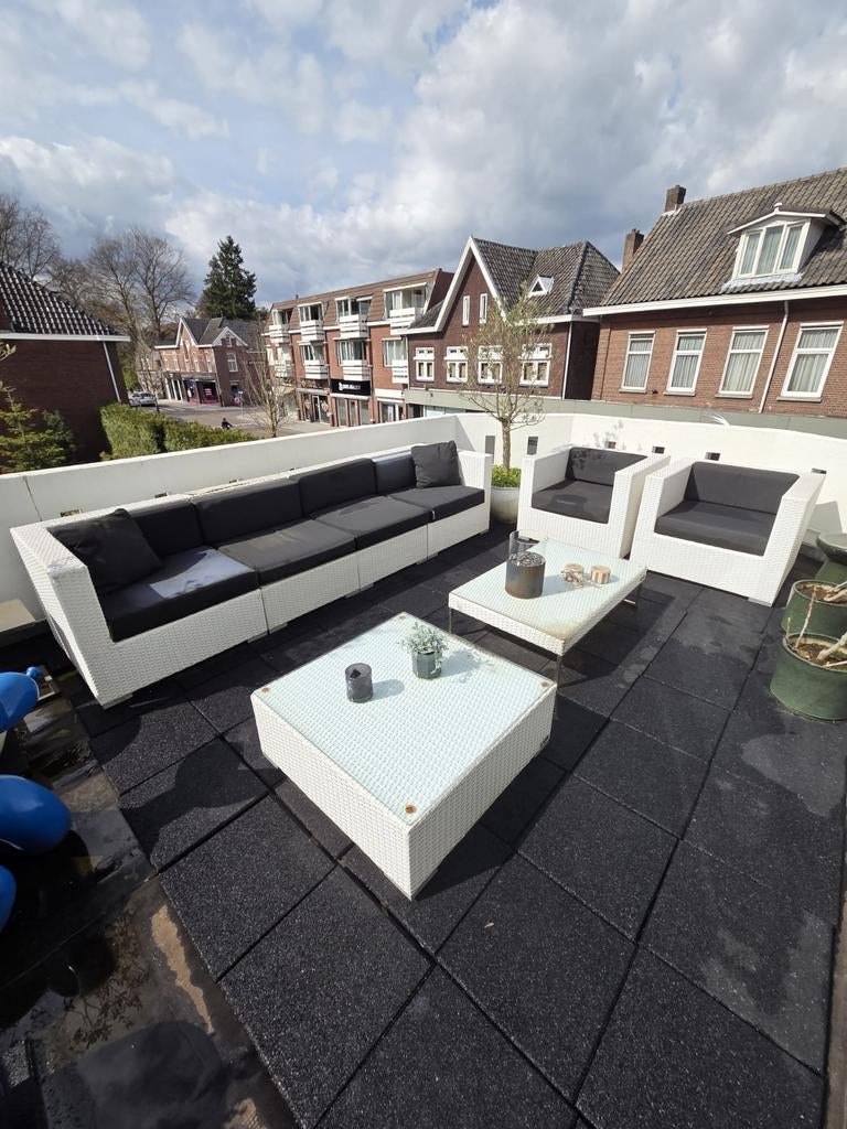 Witte loungeset met zwarte kussens en twee tafels, Tuin en Terras, Tuinsets en Loungesets, Ophalen of Verzenden, Gebruikt, Bank