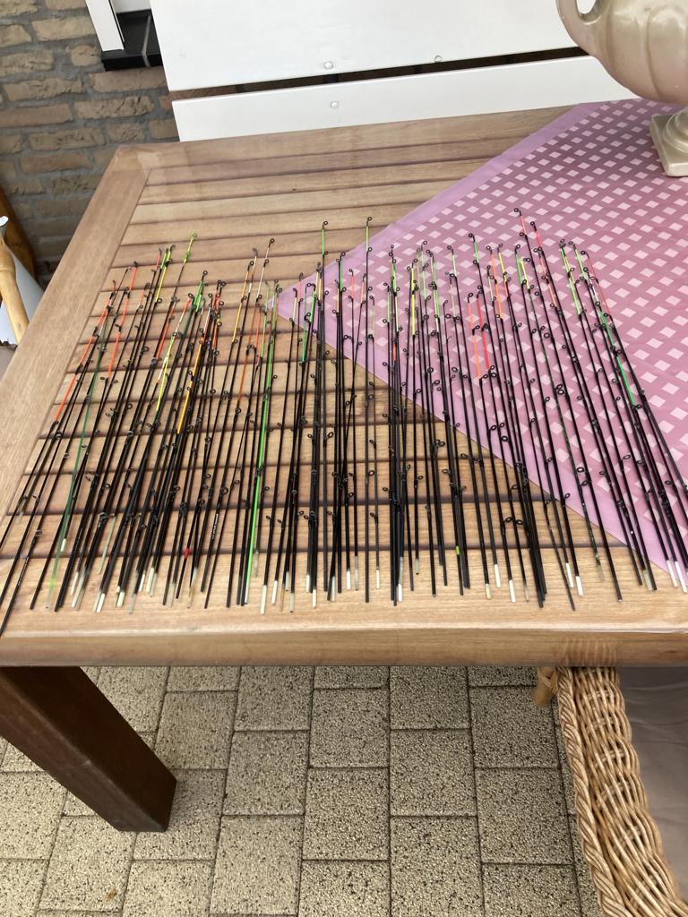 Te Koop 82 stuks FEEDER TOPPEN meer als de helft zijn nieuwe, Ophalen of Verzenden, Gebruikt, Werphengel