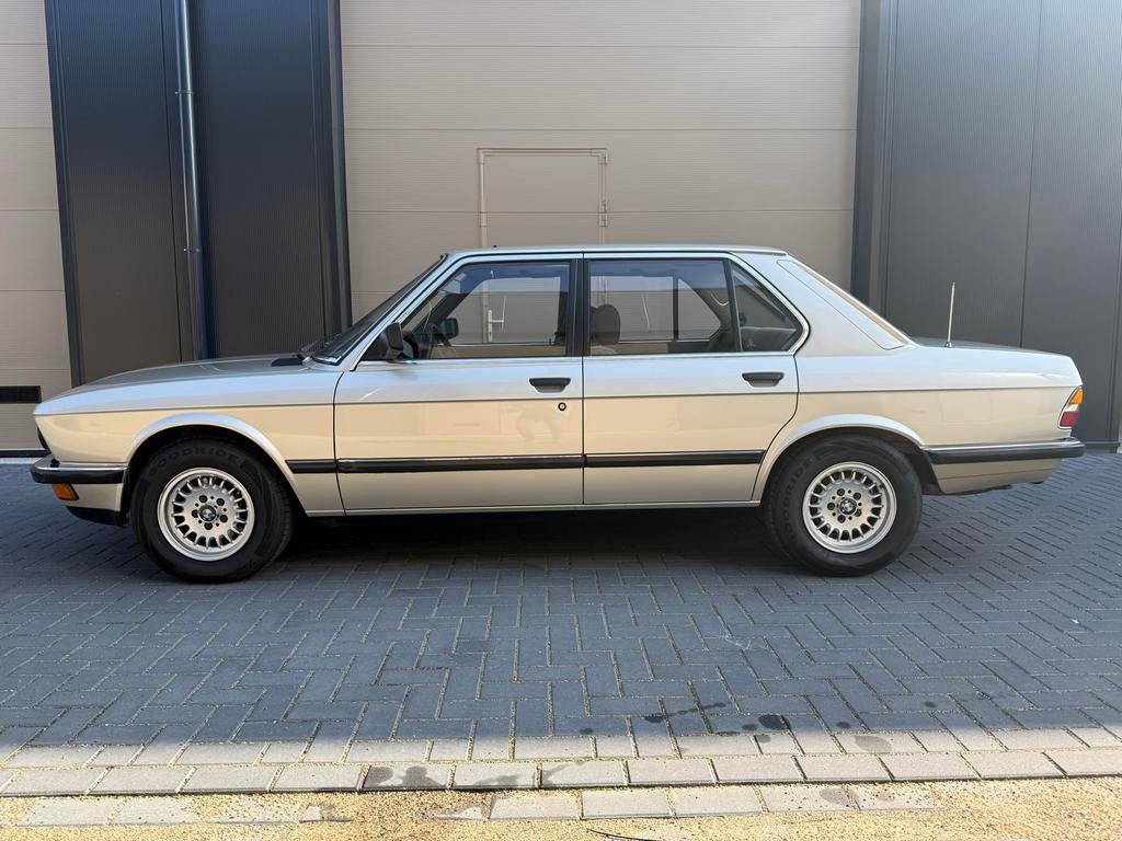 BMW 520  e28 1985 Beige liefhebbersauto, Auto's, Beige, Bruin, Handgeschakeld, Particulier