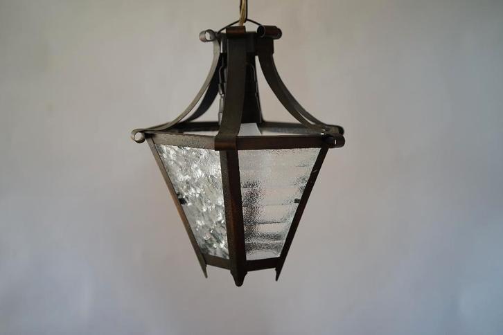 Oude lantaarn hanglamp reliëf glas metaal frame messing, Huis en Inrichting, Lampen | Hanglampen, Gebruikt, Minder dan 50 cm, Glas