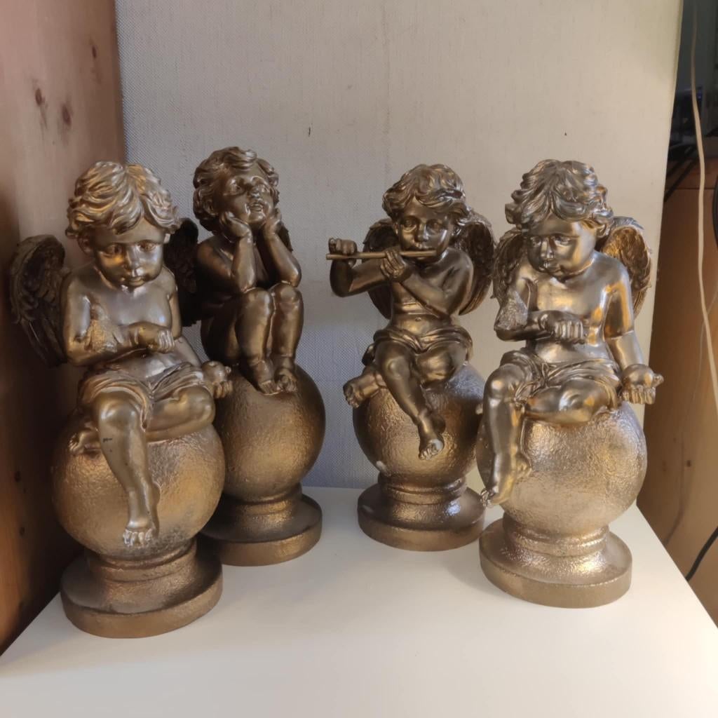 engelen op bol goudkleurig 40 cm hoog, Ophalen, Zo goed als nieuw, Religie